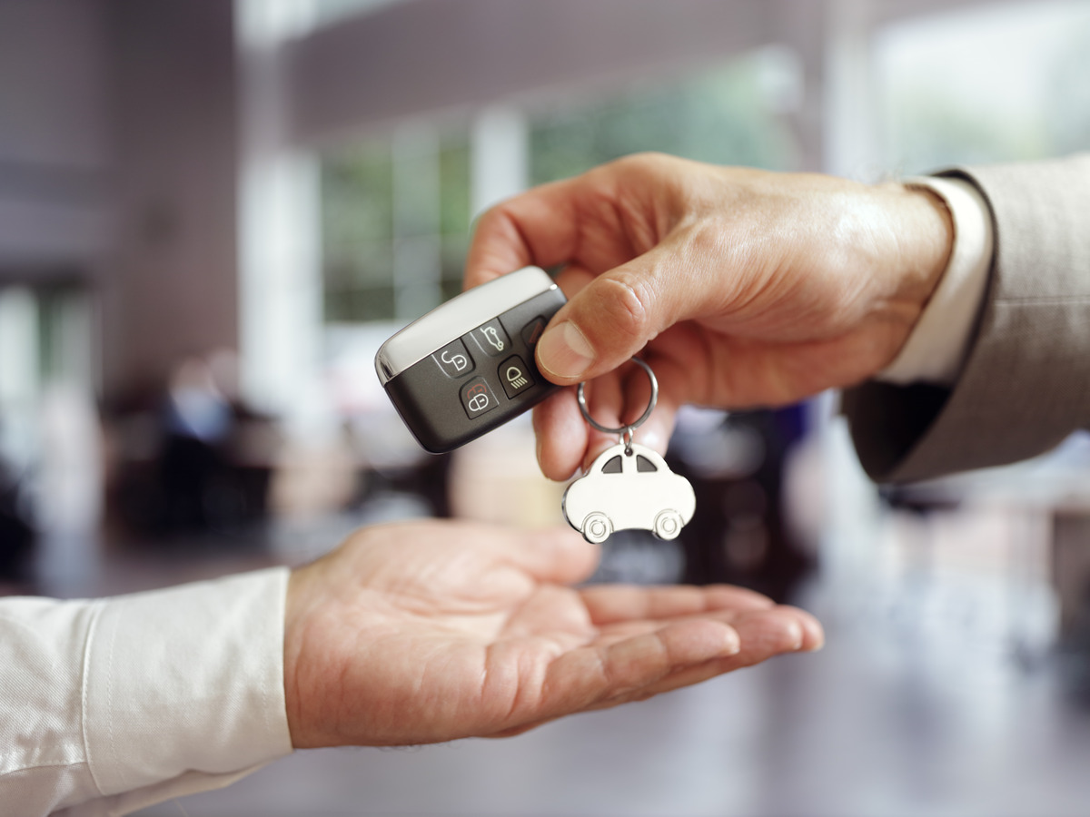 hands exchanging car keys